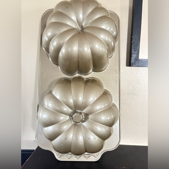 Nordic Ware The Great Pumpkin Pan. Metal. Heavy duty metal - Picture 1 of 10